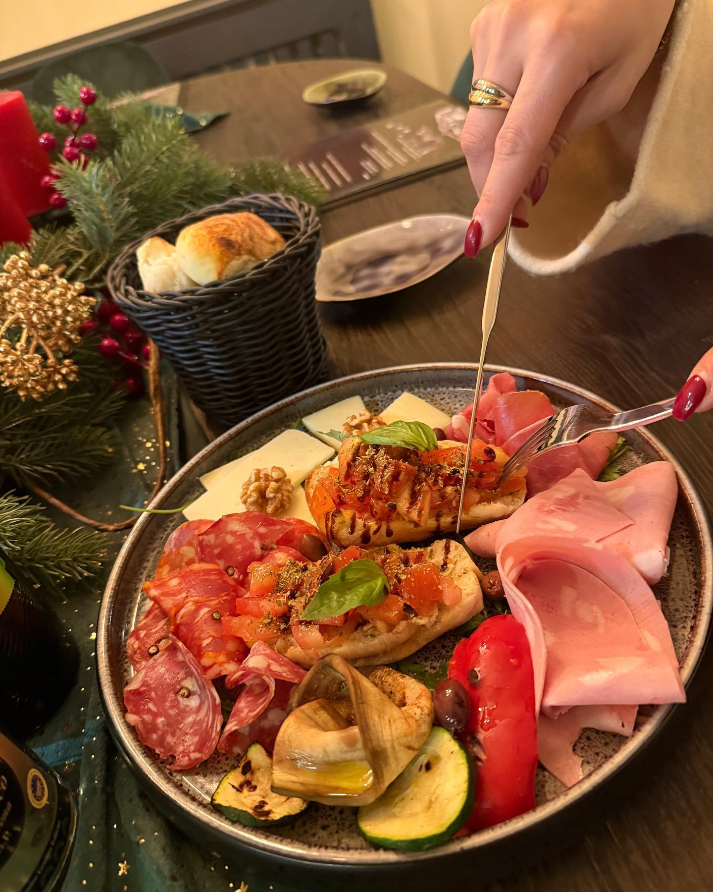 Antipasto Misto mit italienischer Salami und Schinken
