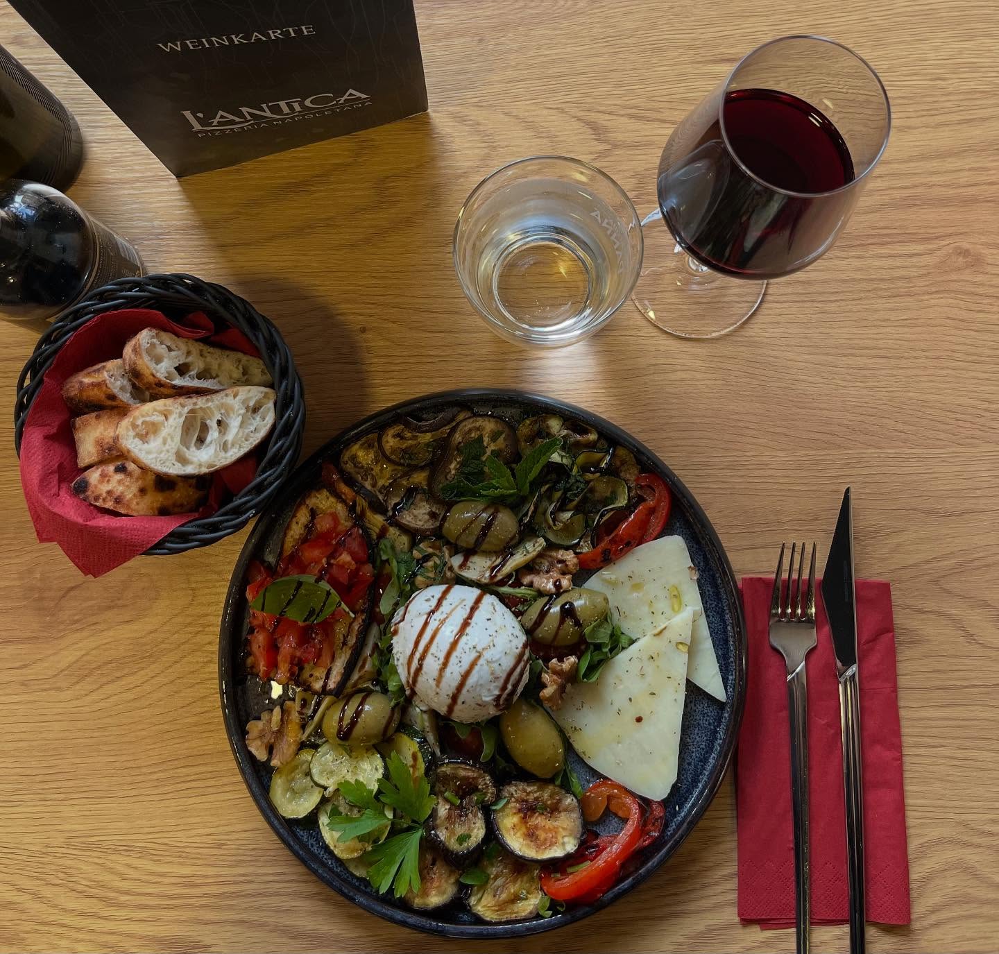 Vegetarisches Antipasto mit Grillgemüse und Burrata