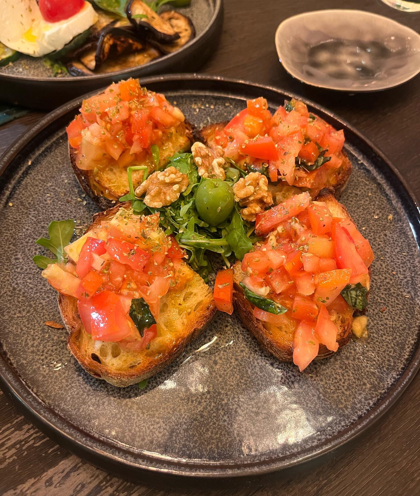 Klassische Bruschetta mit frischen Tomaten und Basilikum