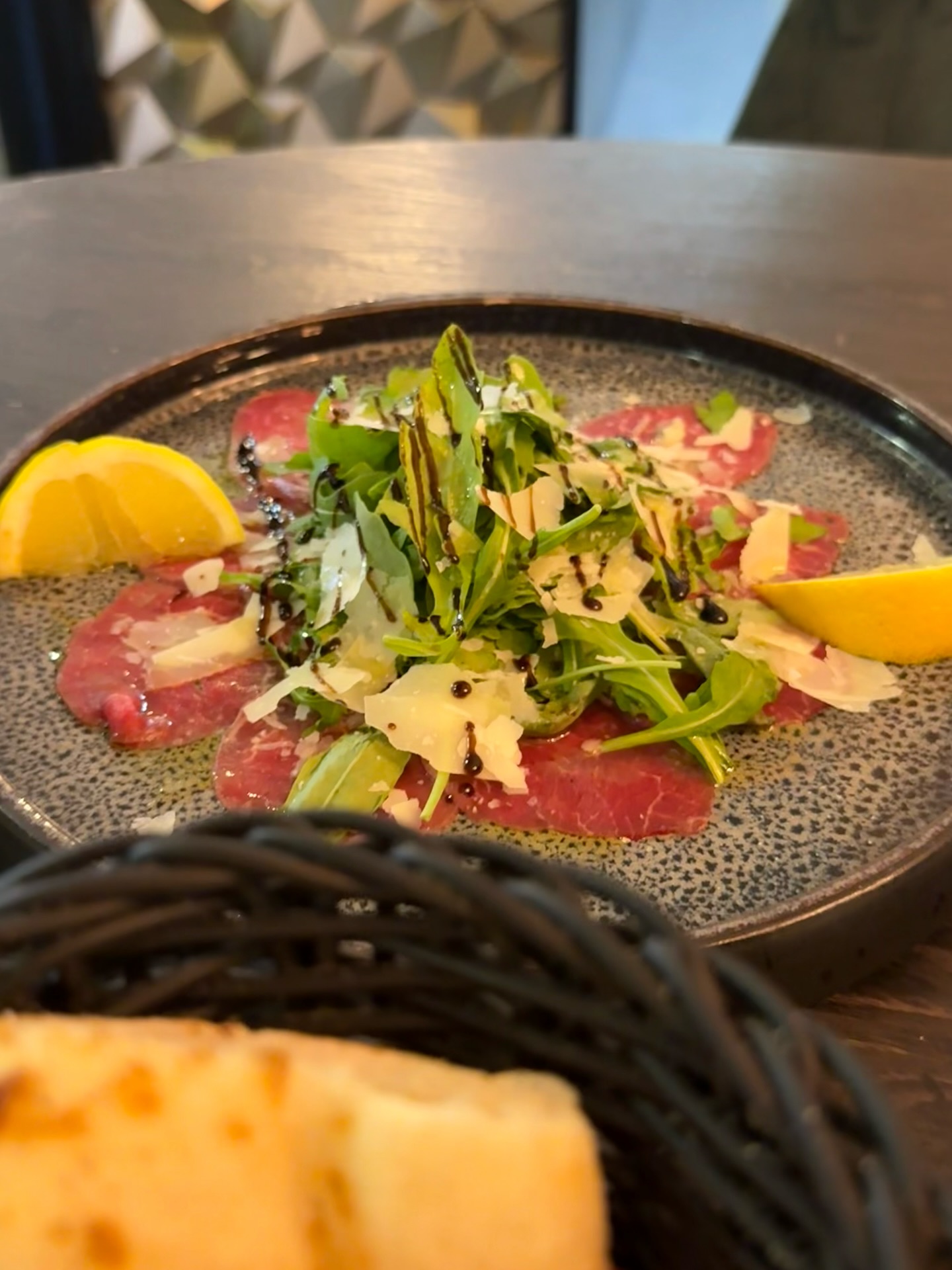 Rinder-Carpaccio mit Rucola und Parmesan — Vorspeise bei L'Antica