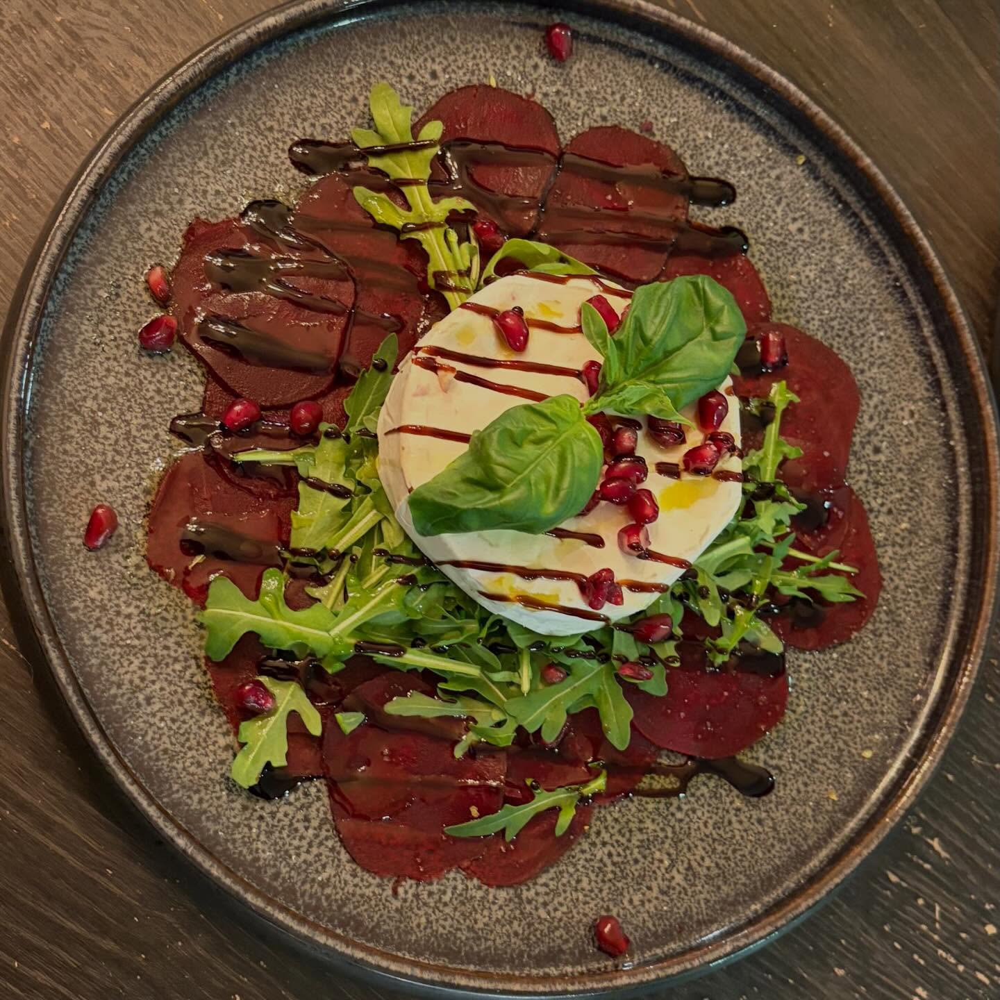 Rote-Bete-Carpaccio mit Burrata und Granatapfel