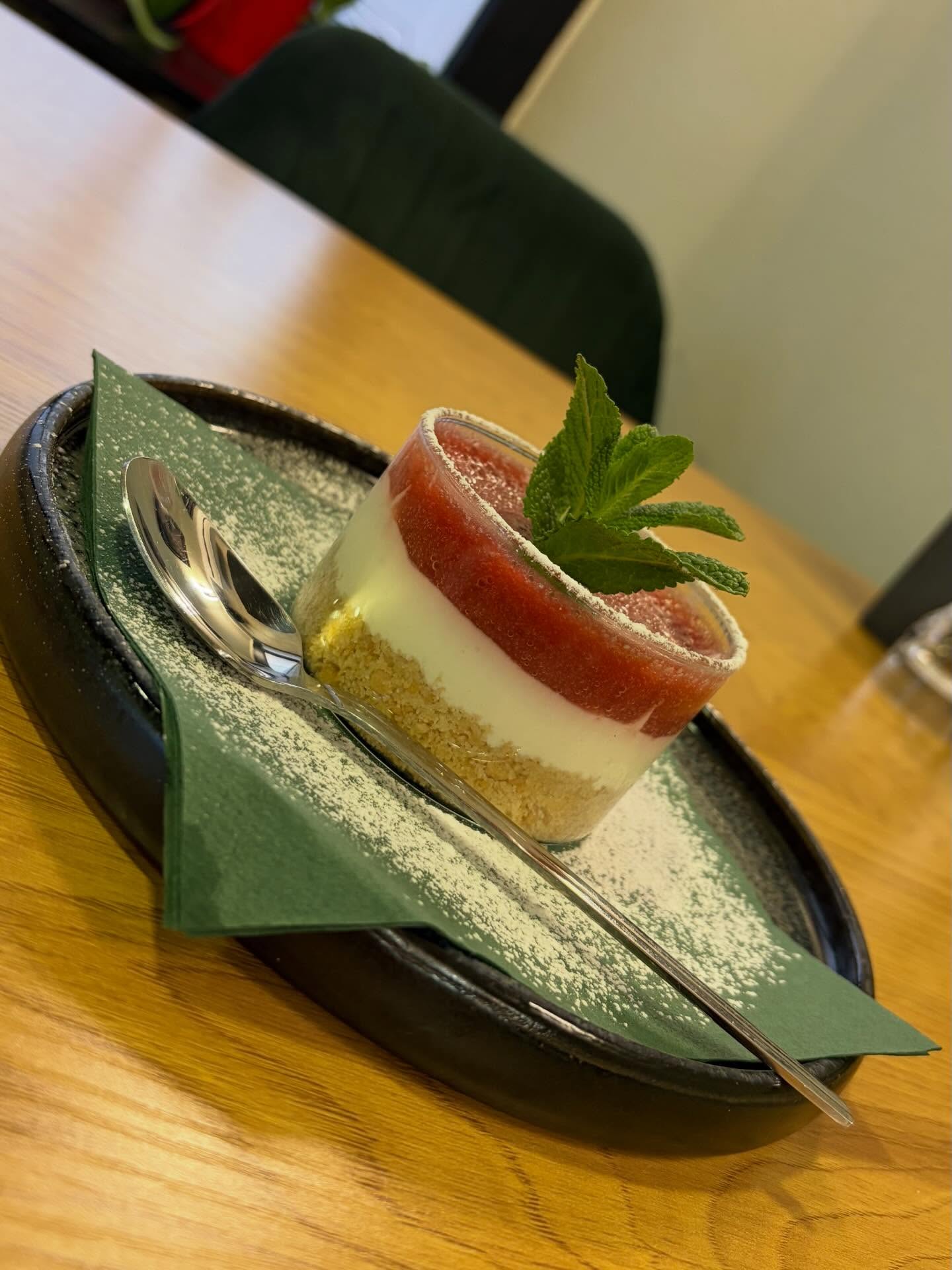 Cheesecake mit Erdbeeren — Dessert bei L'Antica Pizzeria Stuttgart
