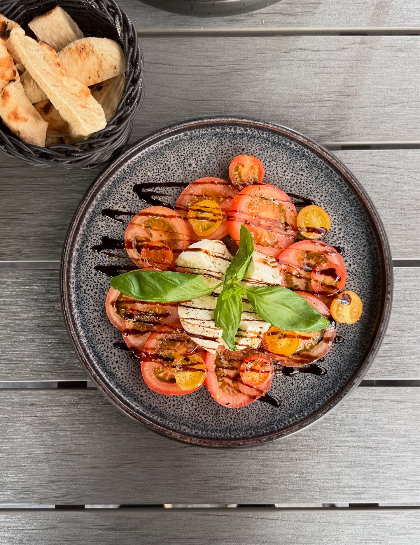 Insalata Caprese mit Mozzarella und Tomaten — L'Antica Stuttgart