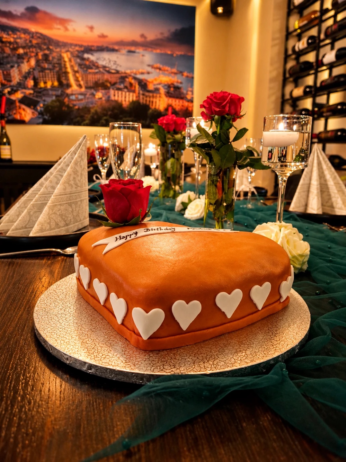 Herzförmige Geburtstagstorte mit roter Rose und Fondant-Herzen auf dem festlich dekorierten Tisch – Geburtstagsfeier im Restaurant L'Antica Pizzeria Stuttgart