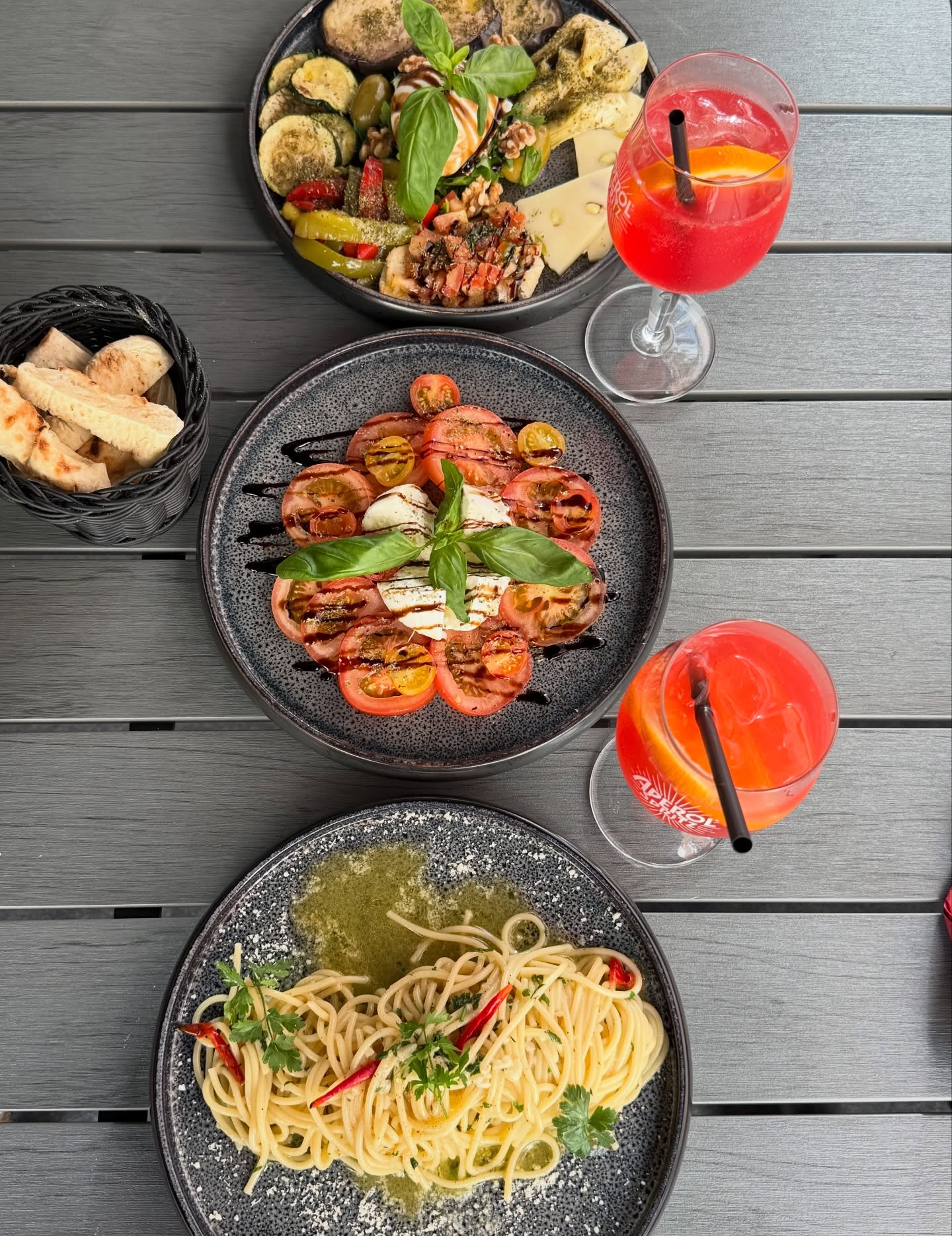 Tischszene mit Vorspeisen und Aperol Spritz bei L'Antica Pizzeria