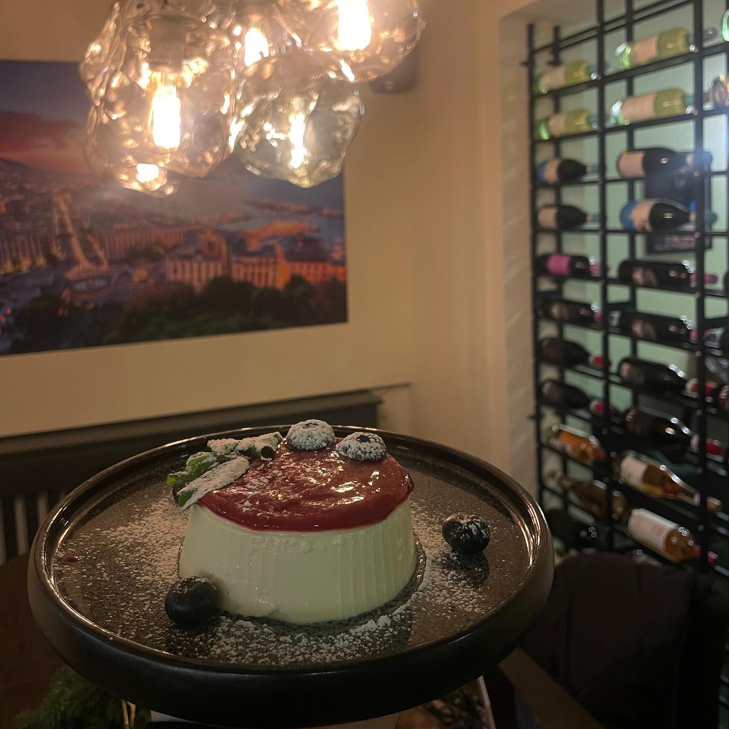 Panna Cotta mit Beerensauce im Weinkeller von L'Antica Pizzeria