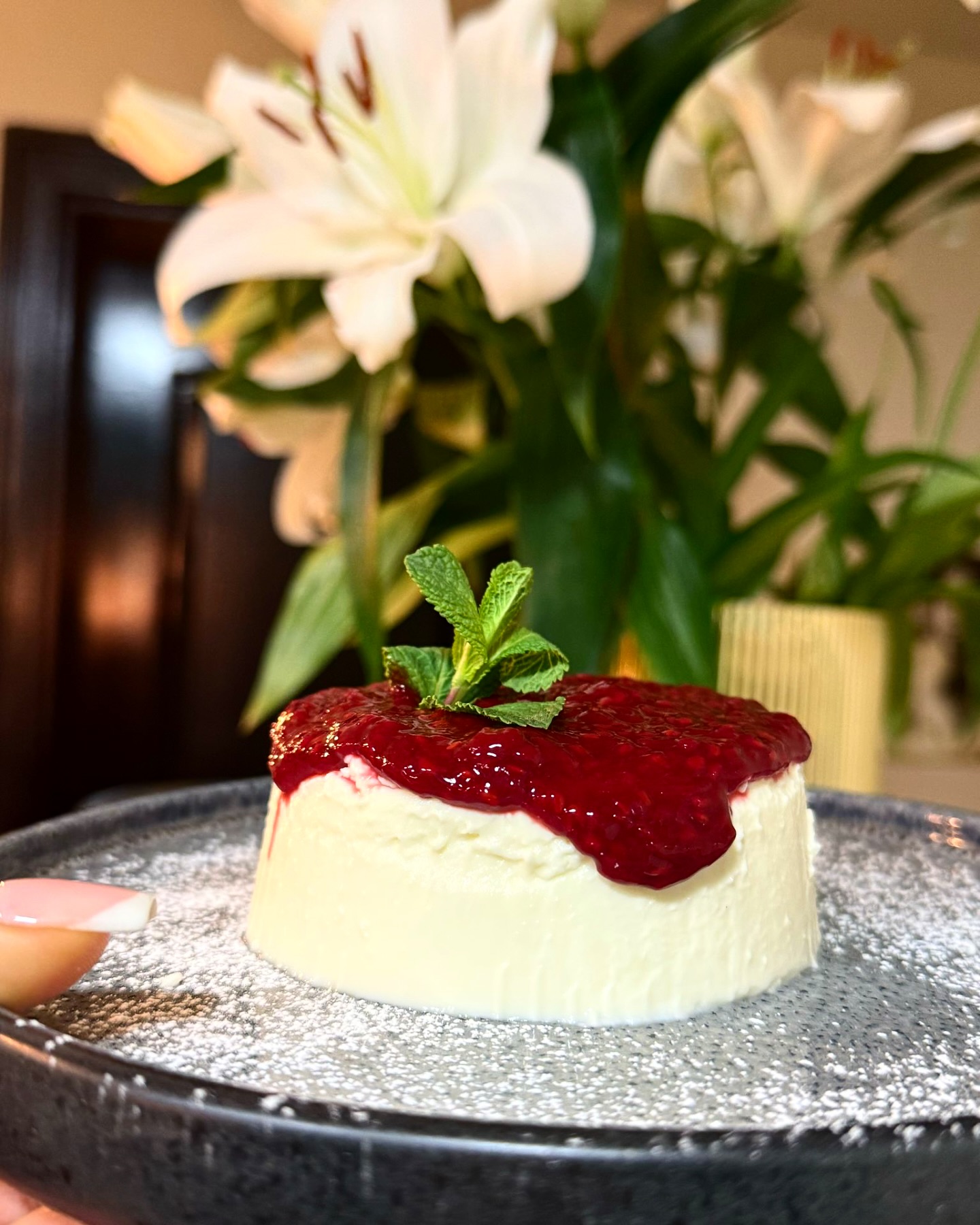 Panna Cotta mit Himbeersauce — italienisches Dessert in Stuttgart