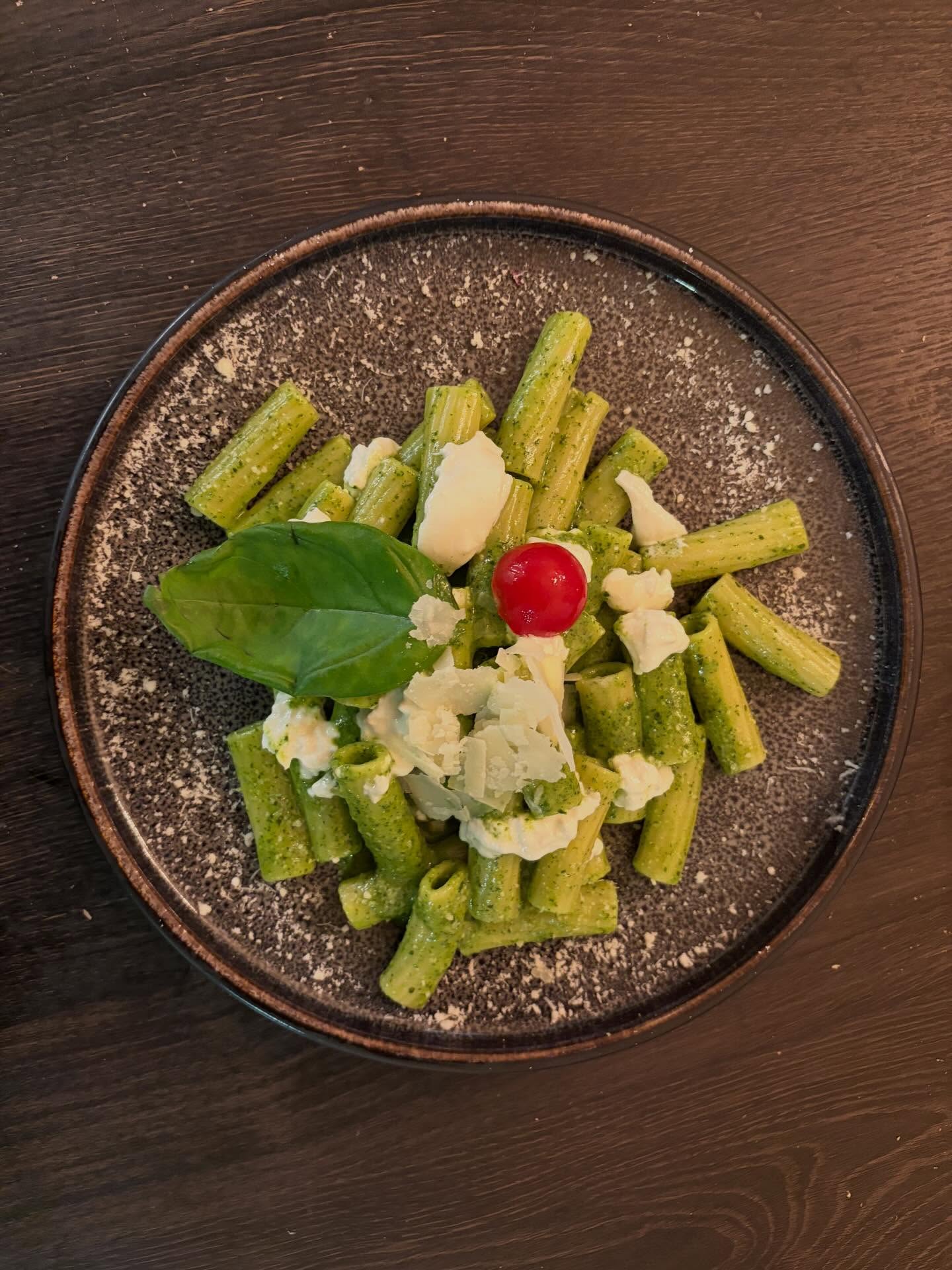 Hausgemachte Pasta mit grünem Pesto bei L'Antica Pizzeria Stuttgart