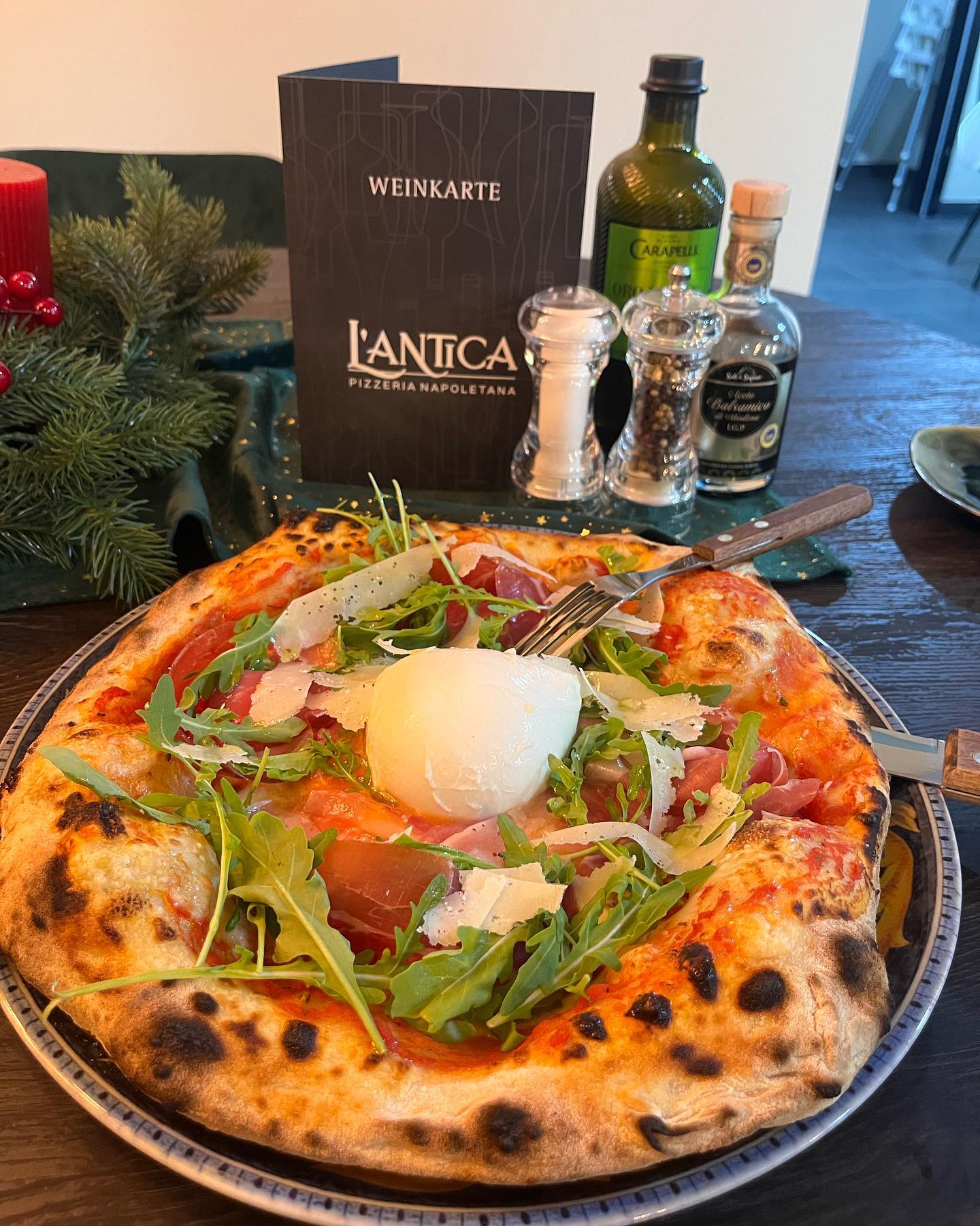 Pizza Alla Vostra Salute mit Prosciutto und Rucola