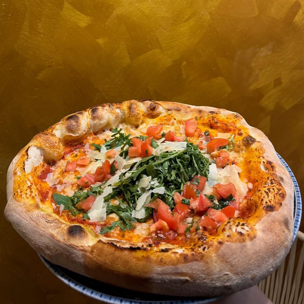 Pizza Bella Italia mit Rucola, Tomaten und Parmesan