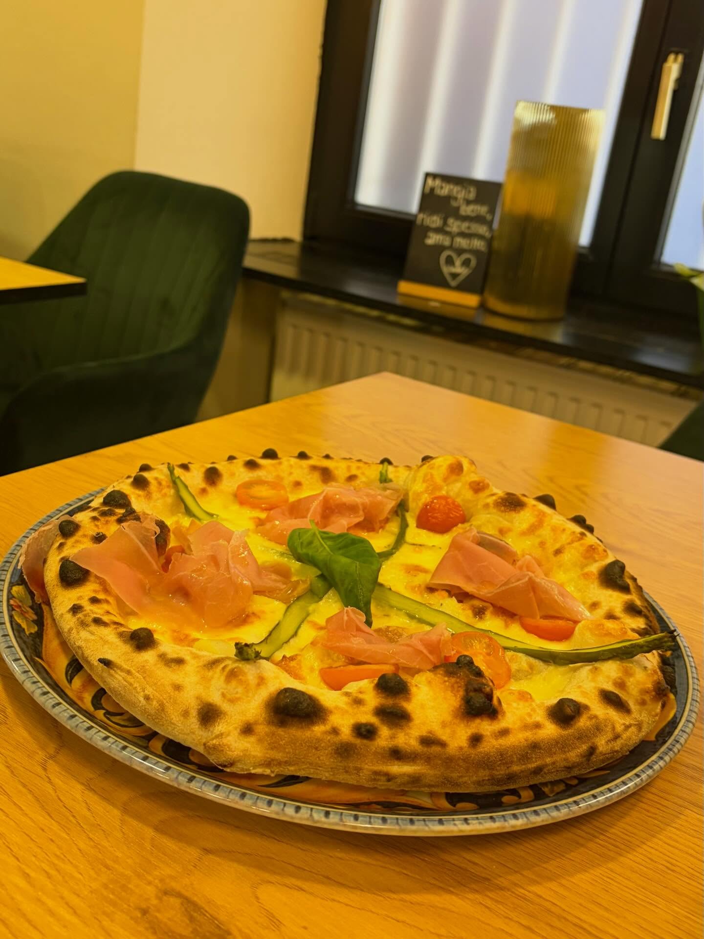 Pizza Bianca mit Prosciutto und Spargel — L'Antica Pizzeria Stuttgart
