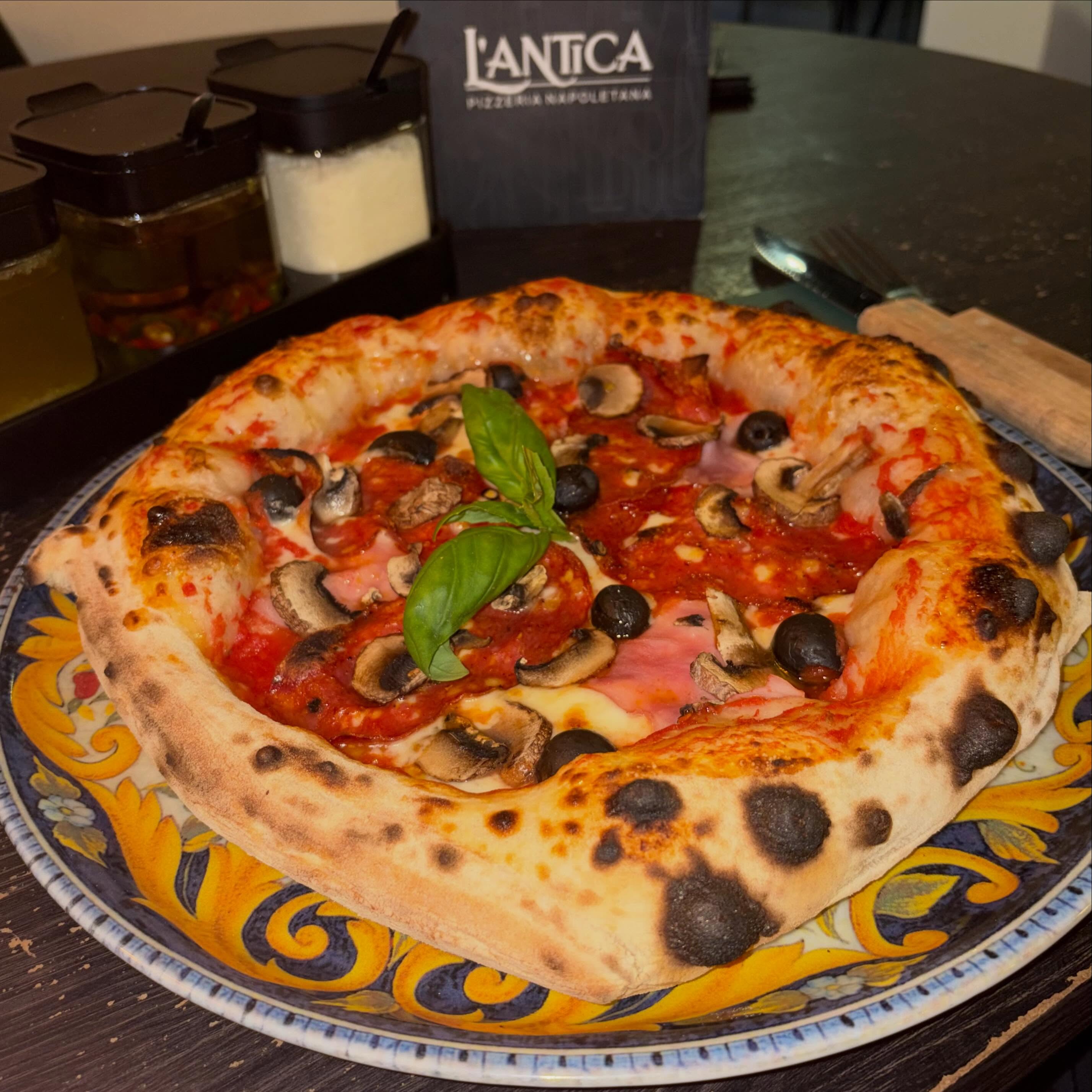 Pizza Capricciosa mit Prosciutto und Funghi bei L'Antica Pizzeria Stuttgart