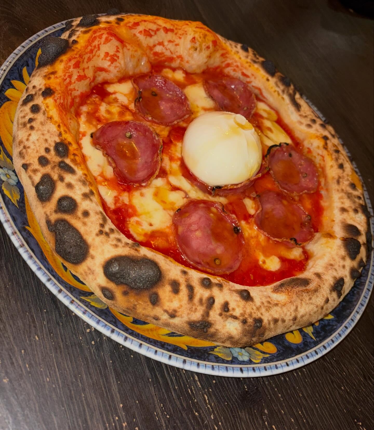 Frisch gebackene neapolitanische Pizza aus dem Holzofen in Stuttgart