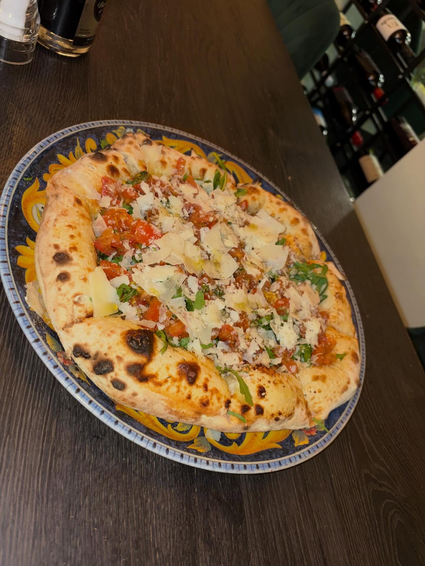 Pizza Pane Bianca mit Rucola und frischen Tomaten