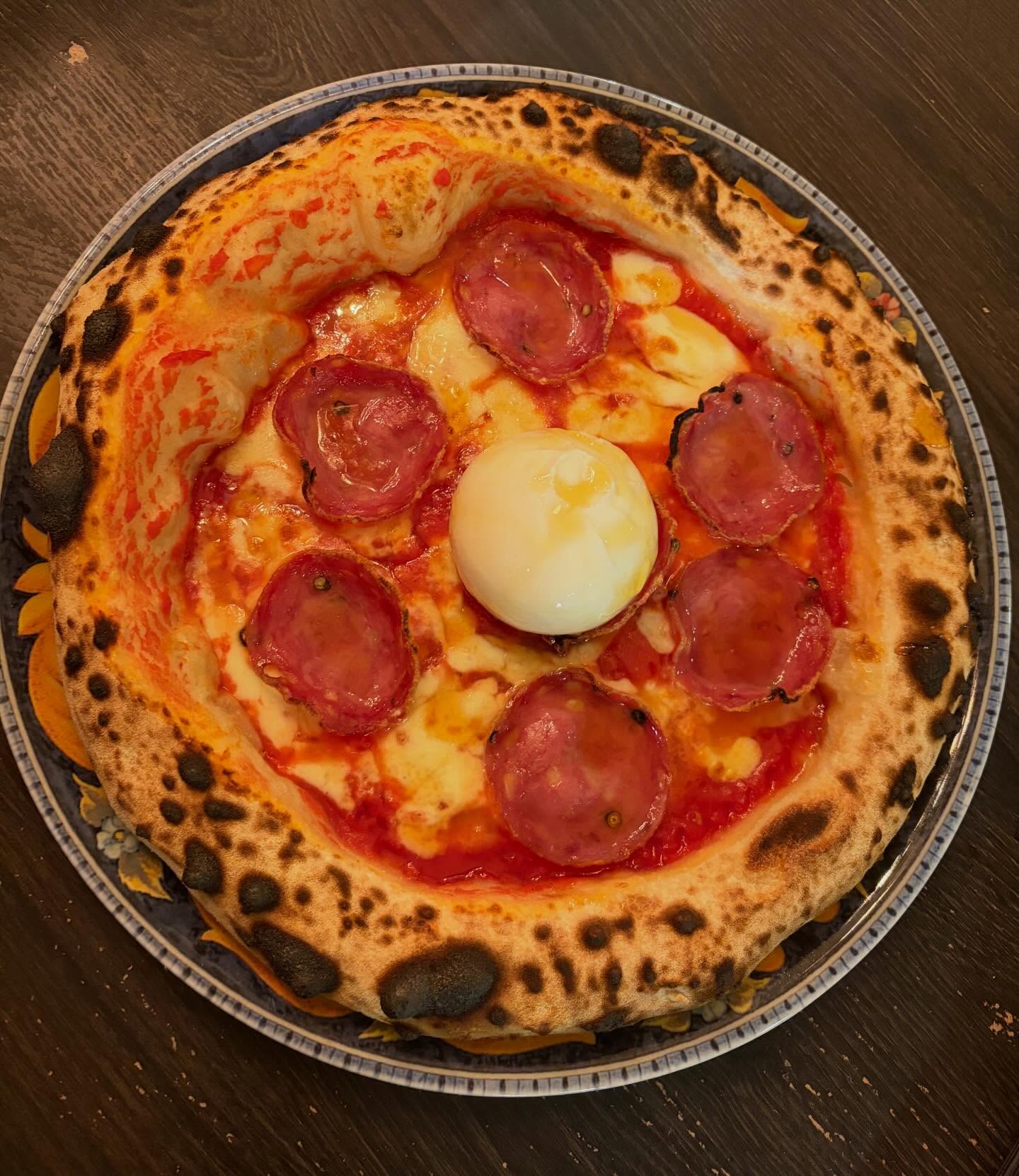 Pizza mit Salsiccia und Bufala von oben fotografiert — L'Antica Stuttgart