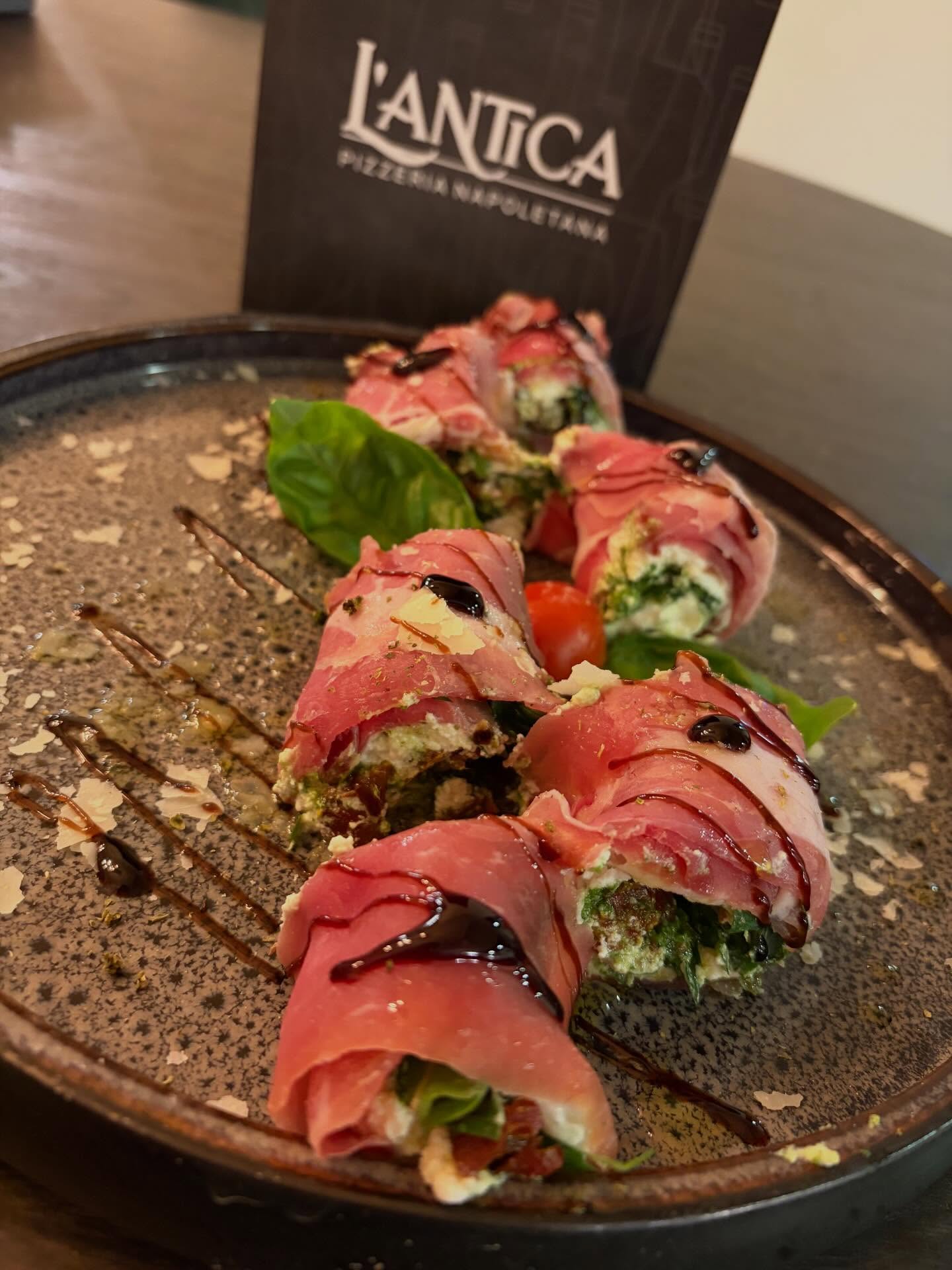 Prosciutto-Röllchen mit Käse als italienische Vorspeise