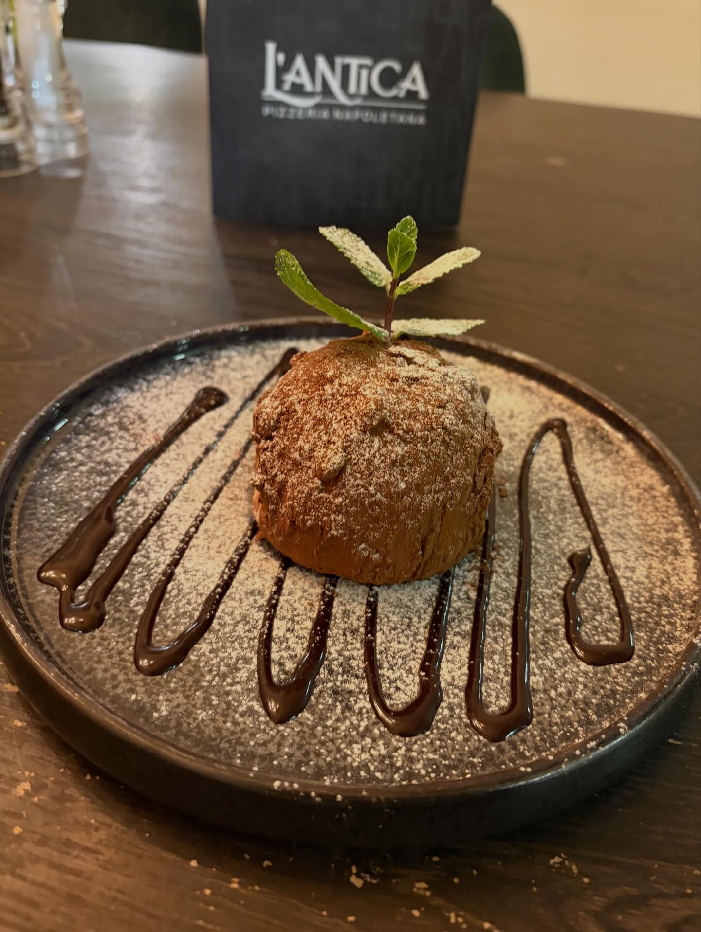 Schokoladendessert mit warmer Schokoladensauce