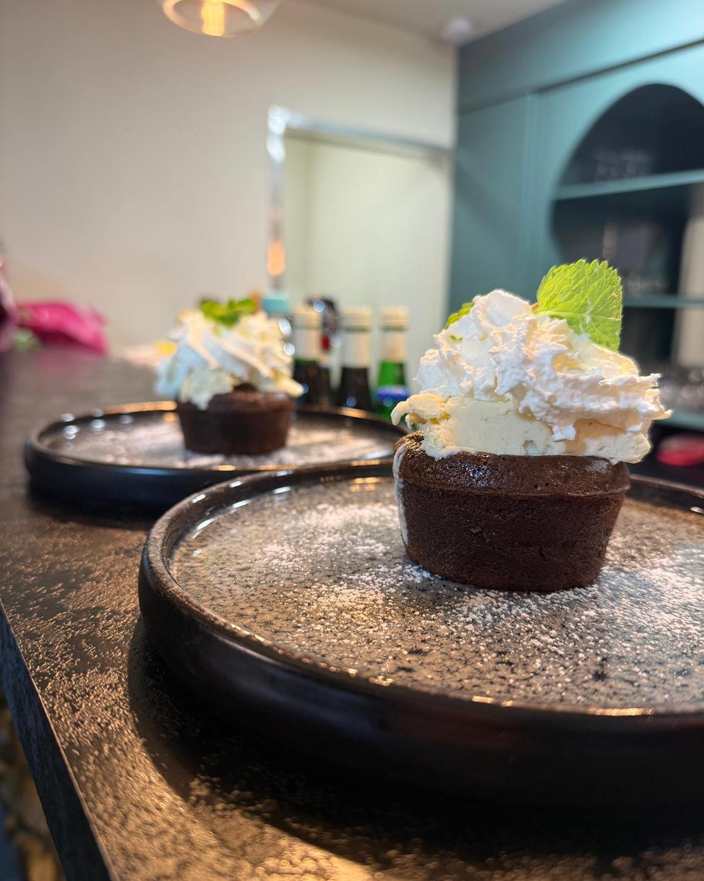Warmes Schokosoufflé mit Sahne — L'Antica Pizzeria Stuttgart