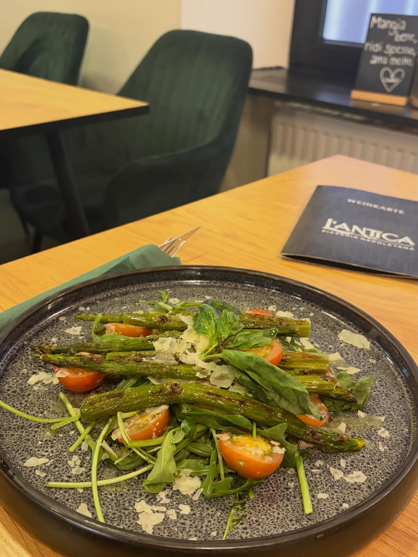 Spargelsalat mit Kirschtomaten und Parmesan