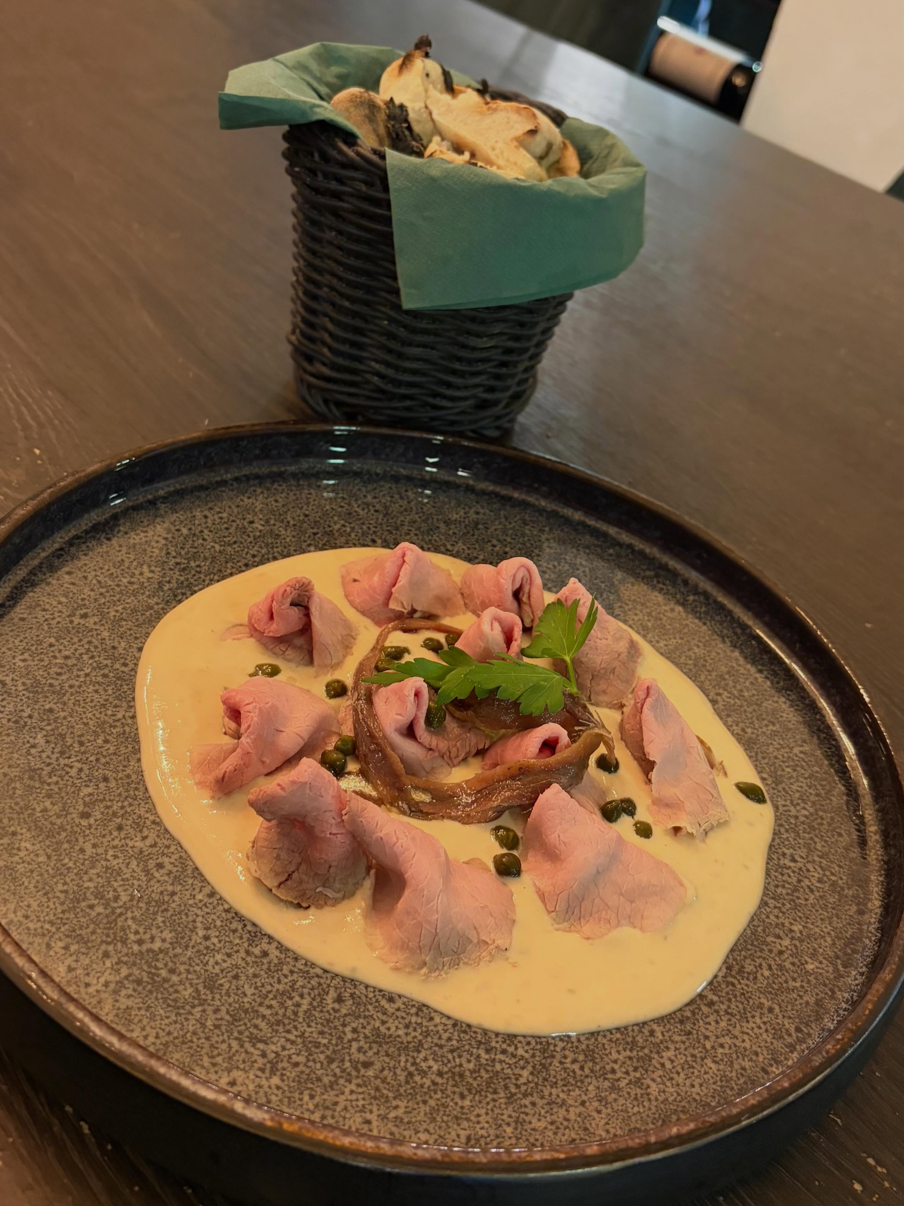 Vitello Tonnato mit Thunfischcreme — italienische Vorspeise in Stuttgart