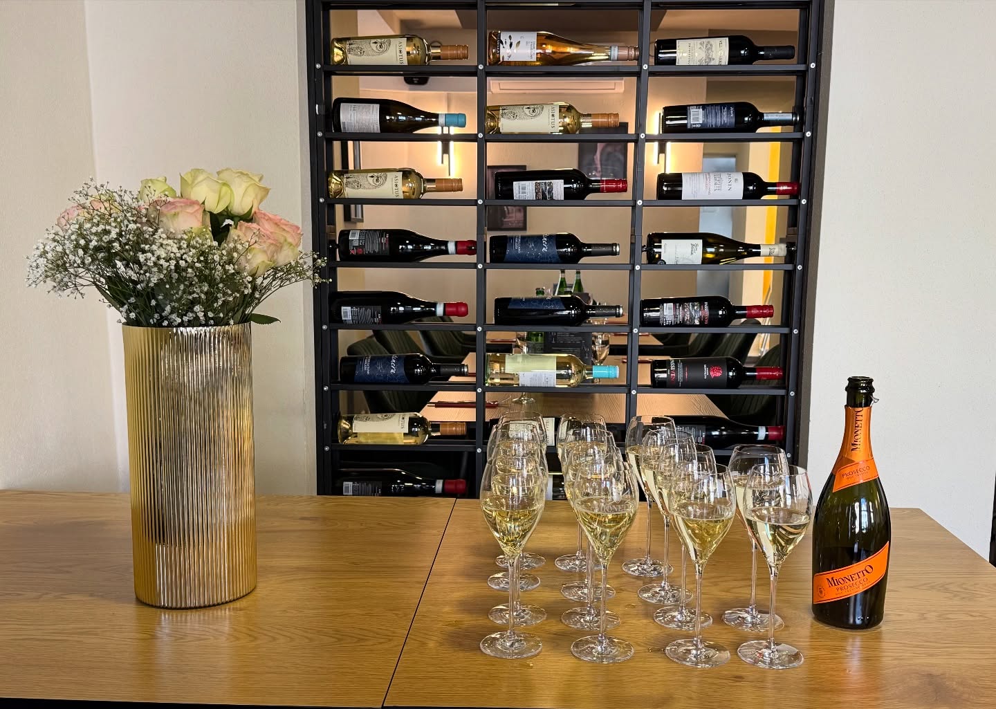 Weinregal und italienische Weinkarte bei L'Antica Pizzeria Stuttgart